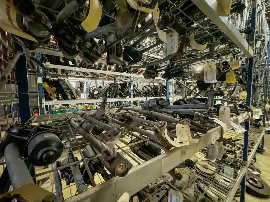 Pièces automobiles d’occasion rangées dans les rayonnages Jory & Fils