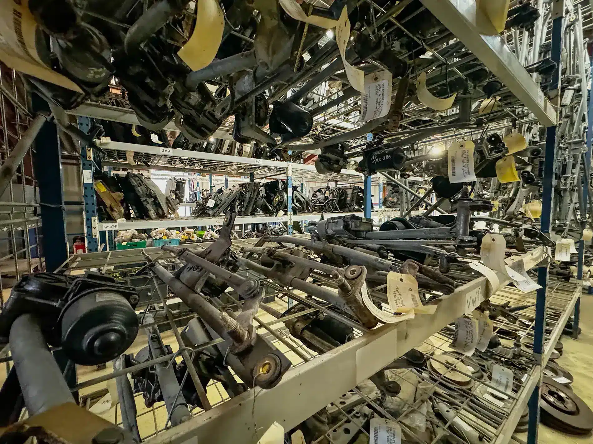 Pièces automobiles d’occasion rangées dans les rayonnages Jory & Fils