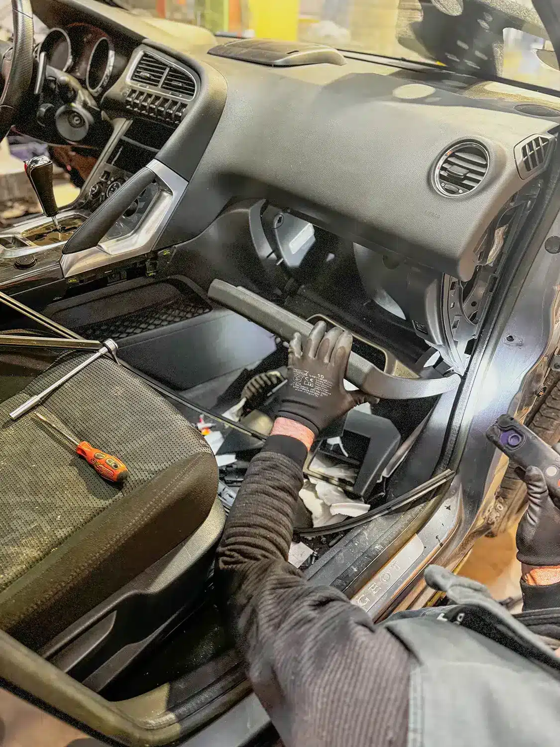 Opération de dépollution d’un véhicule dans les installations Jory