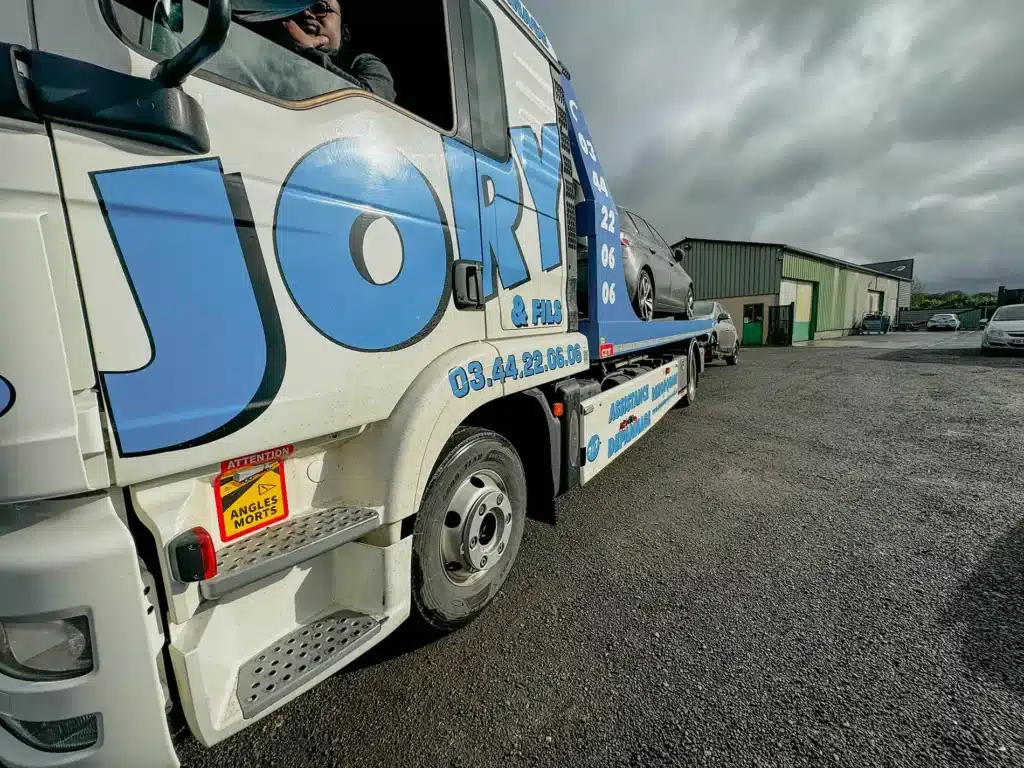 Camion d’enlèvement Jory & Fils devant le centre automobile