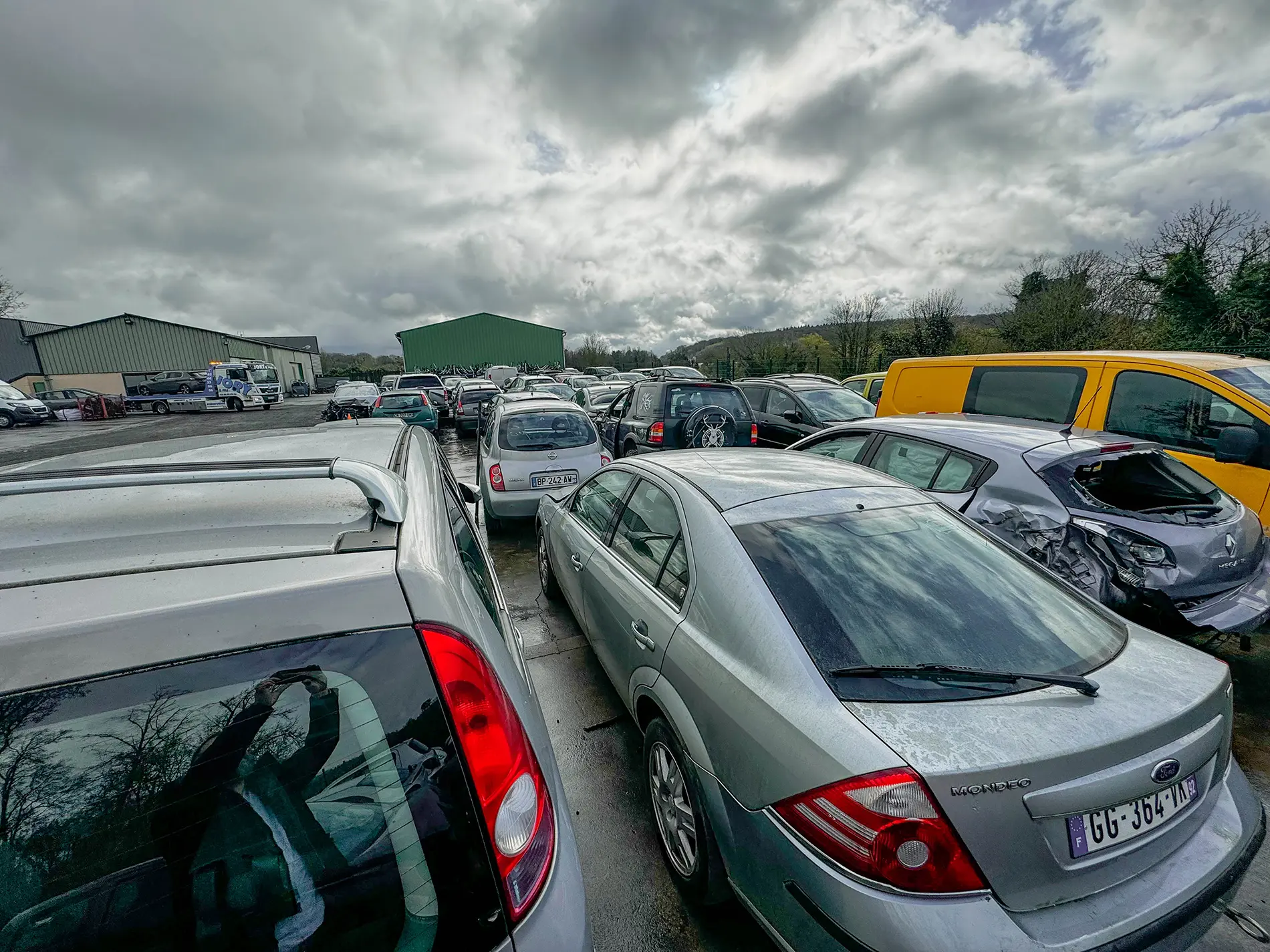 Véhicules dans le parc de la casse automobile Jory à Esches