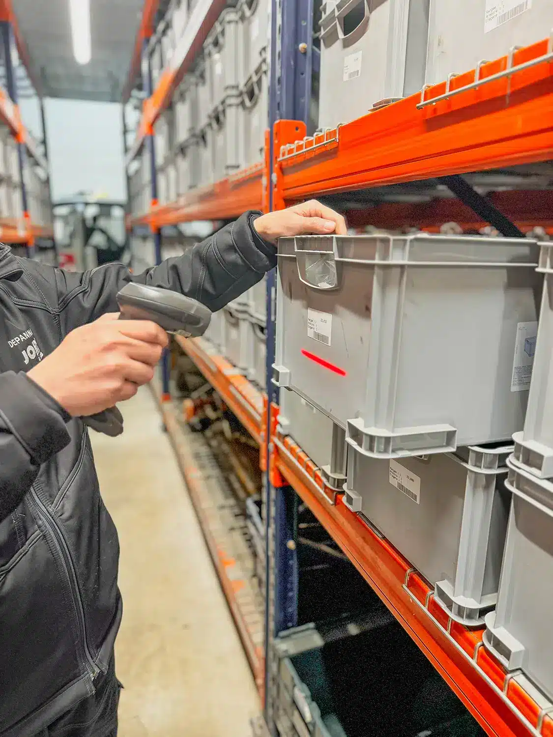 Préparation d’une commande de pièces automobiles dans le stock Jory
