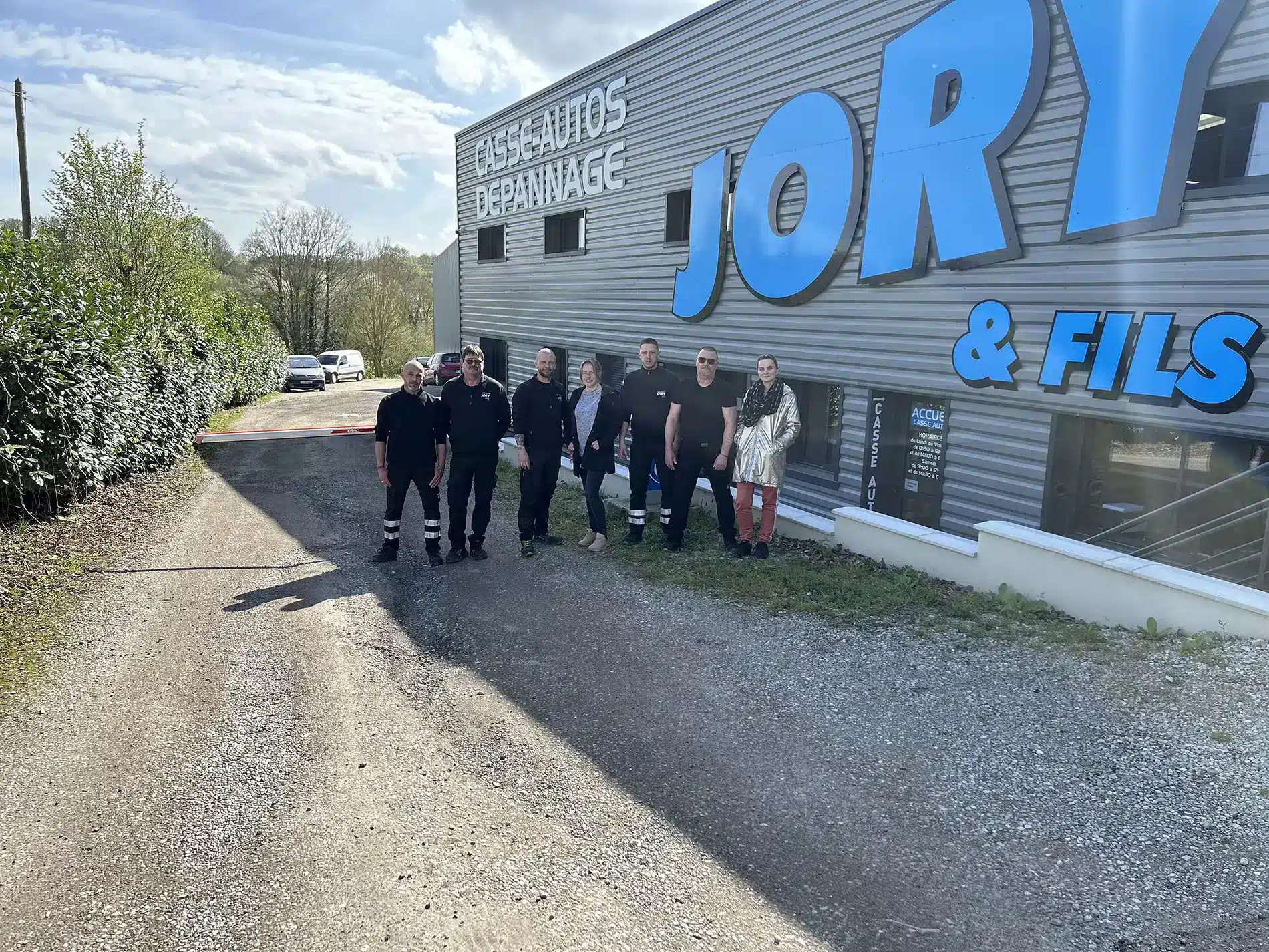 L’équipe Jory & Fils devant les locaux de la casse automobile à Esches