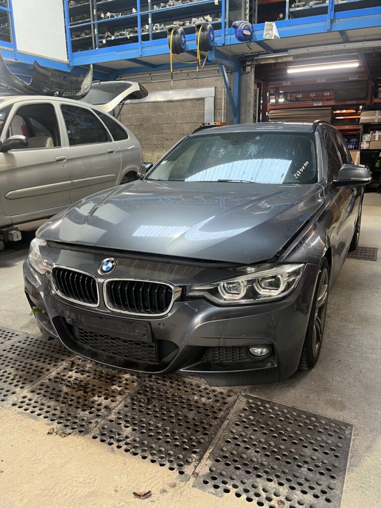 BMW Série 3 Touring F31 gris foncé vue de trois quarts avant dans l’atelier de la casse Jory & Fils à Esches (Oise)