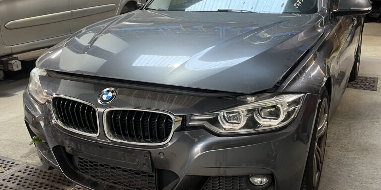 Avant de la BMW Série 3 Touring F31 318d gris foncé arrivée le 14 octobre 2026 à la casse Jory & Fils