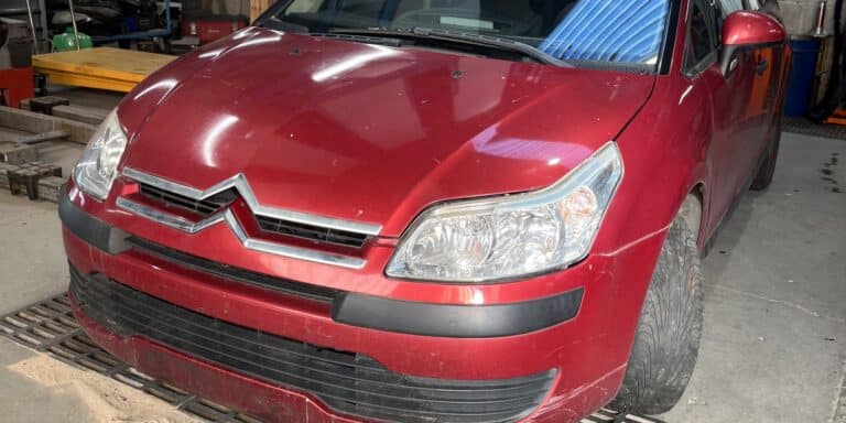 Avant de la Citroën C4 I 1.6 HDi rouge arrivée le 12 octobre 2026 à la casse Jory & Fils