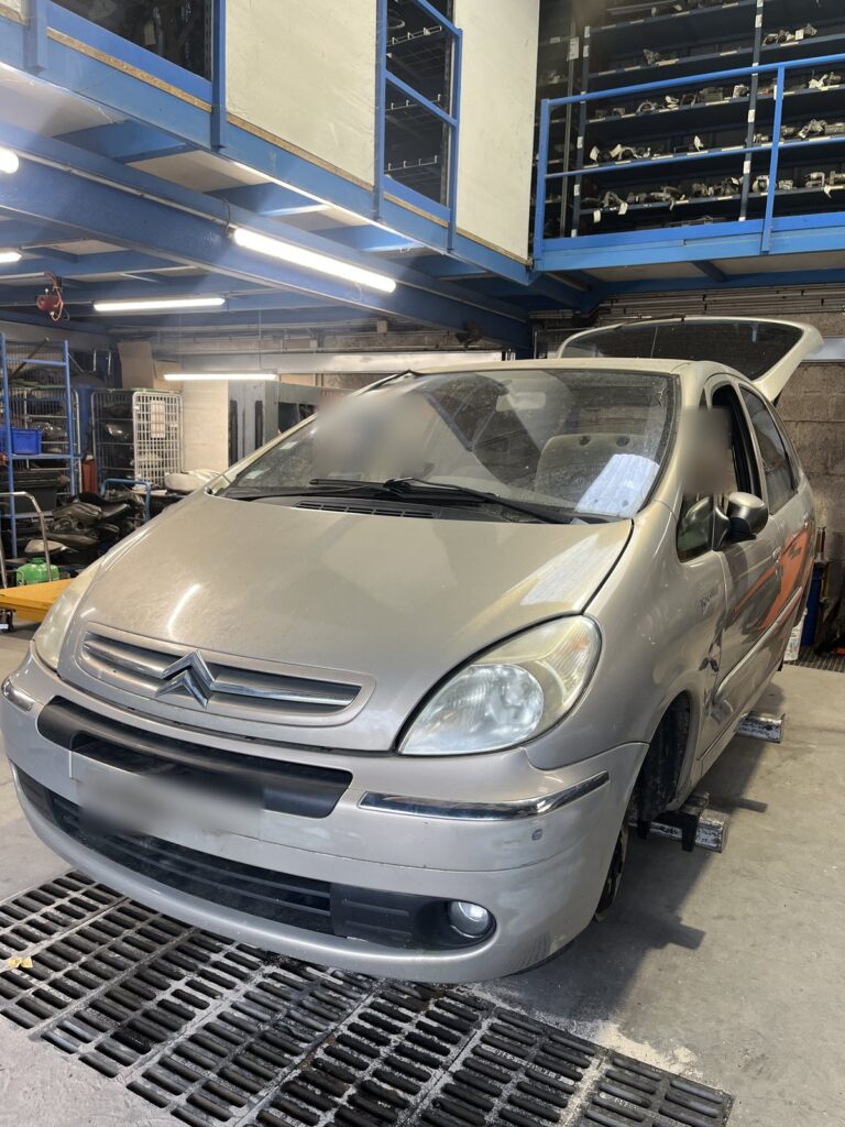 Citroën Xsara Picasso beige clair vu de trois quarts avant dans l’atelier de la casse Jory & Fils à Esches (Oise)