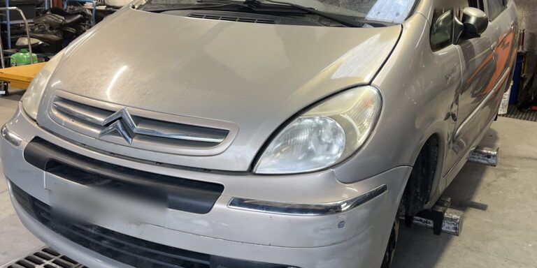 Avant du Citroën Xsara Picasso 1.8 16V beige clair arrivé le 14 octobre 2026 à la casse Jory & Fils
