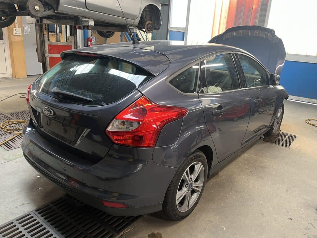 Ford Focus III vue de trois quarts arrière dans l’atelier de la casse Jory & Fils à Esches (Oise)