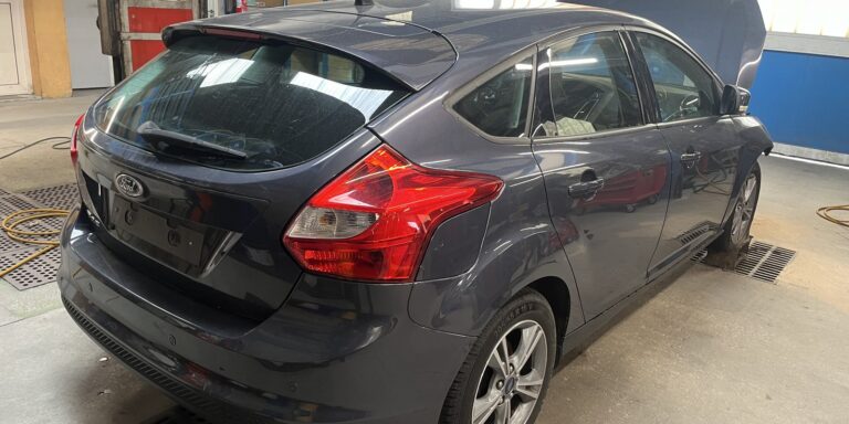 Arrière de la Ford Focus III 1.6 TDCi arrivée le 19 octobre 2026 à la casse Jory & Fils