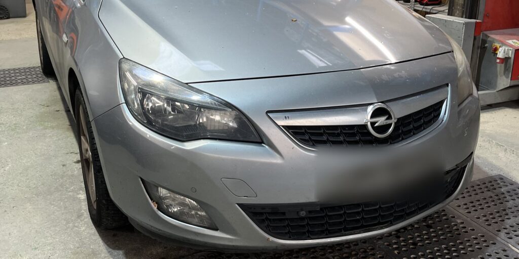 Avant de l’Opel Astra J 1.7 CDTI gris clair arrivée le 22 octobre 2026 à la casse Jory & Fils