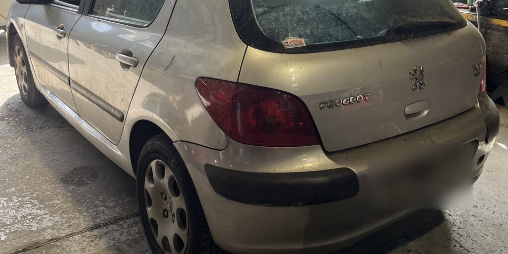 Arrière de la Peugeot 307 2.0 HDi gris clair arrivée le 14 octobre 2026 à la casse Jory & Fils