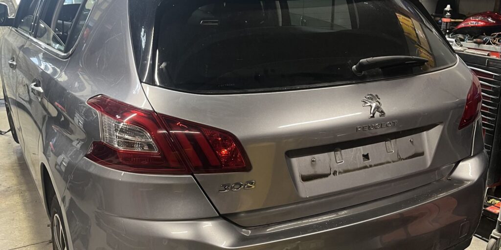 Arrière de la Peugeot 308 II 1.2 PureTech grise arrivée le 12 octobre 2026 à la casse Jory & Fils