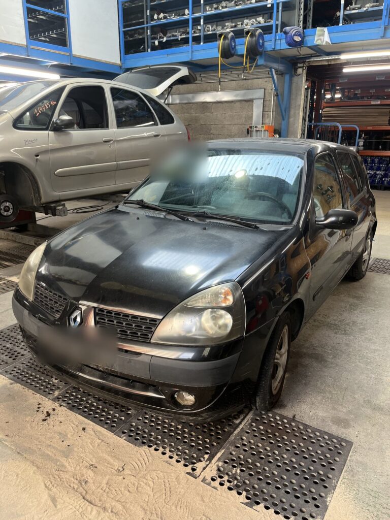 Renault Clio II noire vue de trois quarts avant dans l’atelier de la casse Jory & Fils à Esches (Oise)