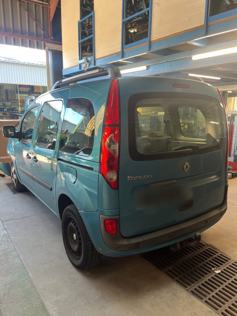 Renault Kangoo II bleu clair vu de trois quarts arrière dans l’atelier de la casse Jory & Fils à Esches (Oise)