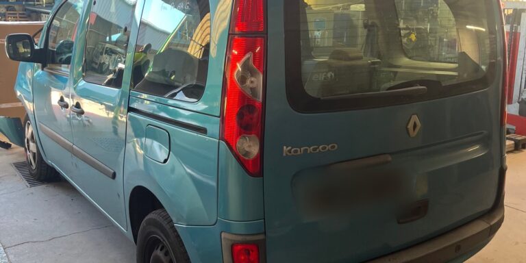 Arrière du Renault Kangoo II 1.5 dCi bleu clair arrivé le 29 octobre 2026 à la casse Jory & Fils