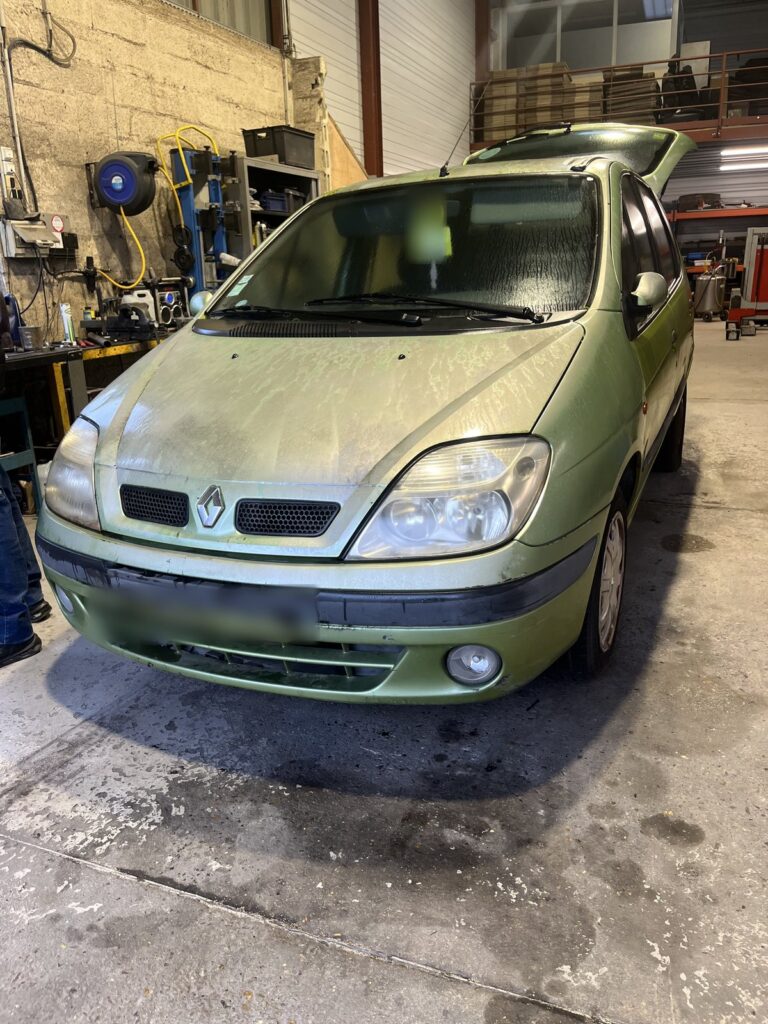 Renault Scénic I vert clair vu de face dans l’atelier de la casse Jory & Fils à Esches (Oise)