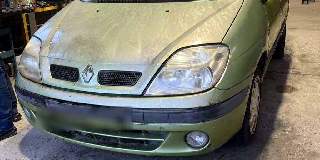 Avant du Renault Scénic I 1.6 16V vert clair arrivé le 14 octobre 2026 à la casse Jory & Fils